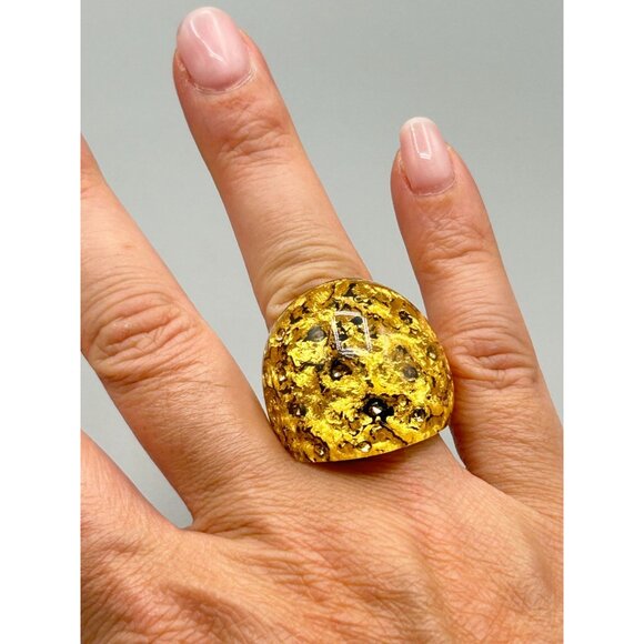 Chunky Lucite Plastic Ring Size 7.5 Big Bold Gold Flaked Domed Clear Black Color - Picture 7 of 8